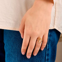 Pernille Corydon Bay Pearl ring i forgyldt sterling sølv med ferskvandsperle, set på model
