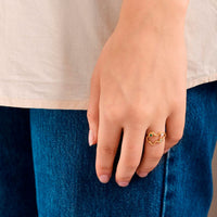Pernille Corydon Cove ring i forgyldt sølv med perle og sten, set på model