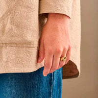 Pernille Corydon Ocean Star Signet ring i sterling sølv, set på model