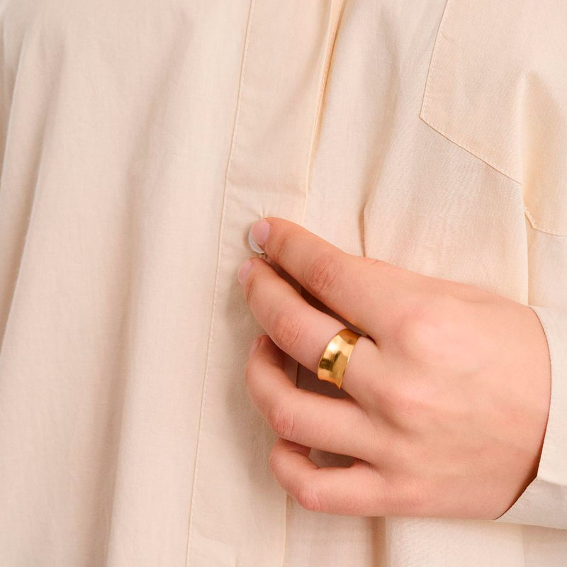 Pernille Corydon Saga ring i forgyldt sterling sølv, set på model