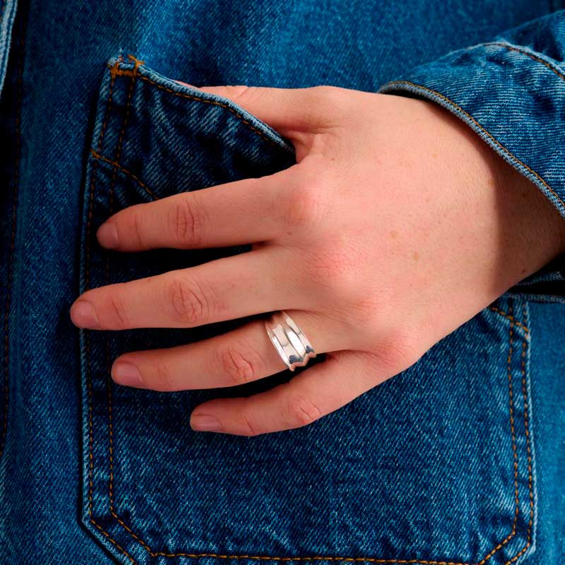 Pernille Corydon Ocean Shine ring i 925 sterling sølv, set på model