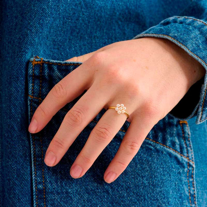 Pernille Corydon Ocean Bloom ring i forgyldt sterling sølv, set på model