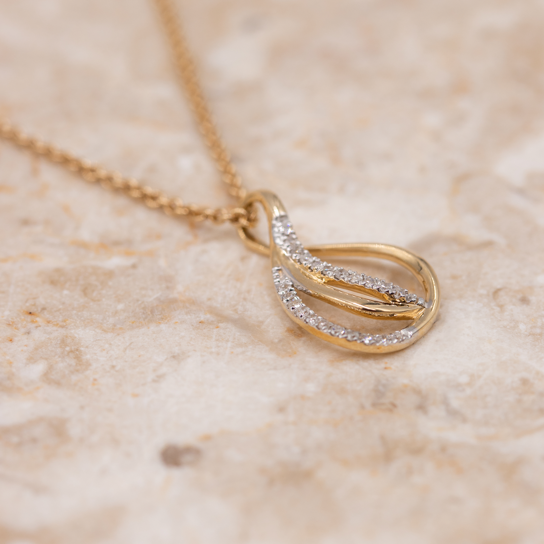 Radiant vedhæng i 14 kt. guld med brillantslebne diamanter – detaljebillede
