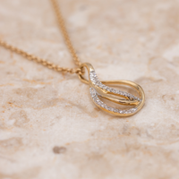 Radiant vedhæng i 14 kt. guld med brillantslebne diamanter – detaljebillede