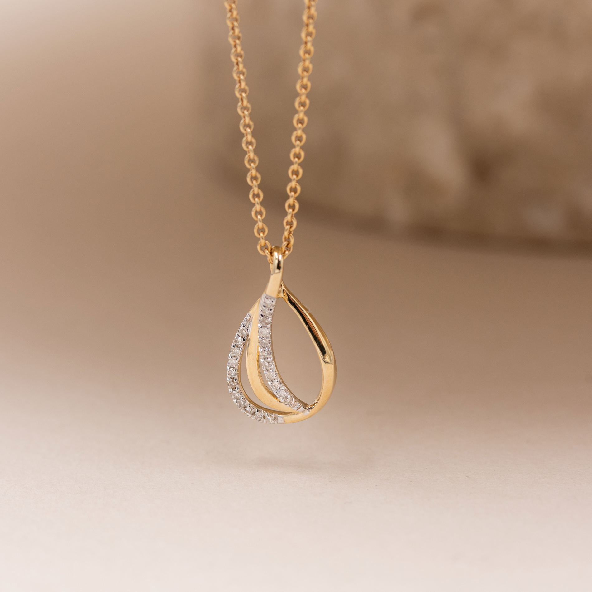 Radiant vedhæng i 14 kt. guld med 0,07 ct. diamanter – frontvisning