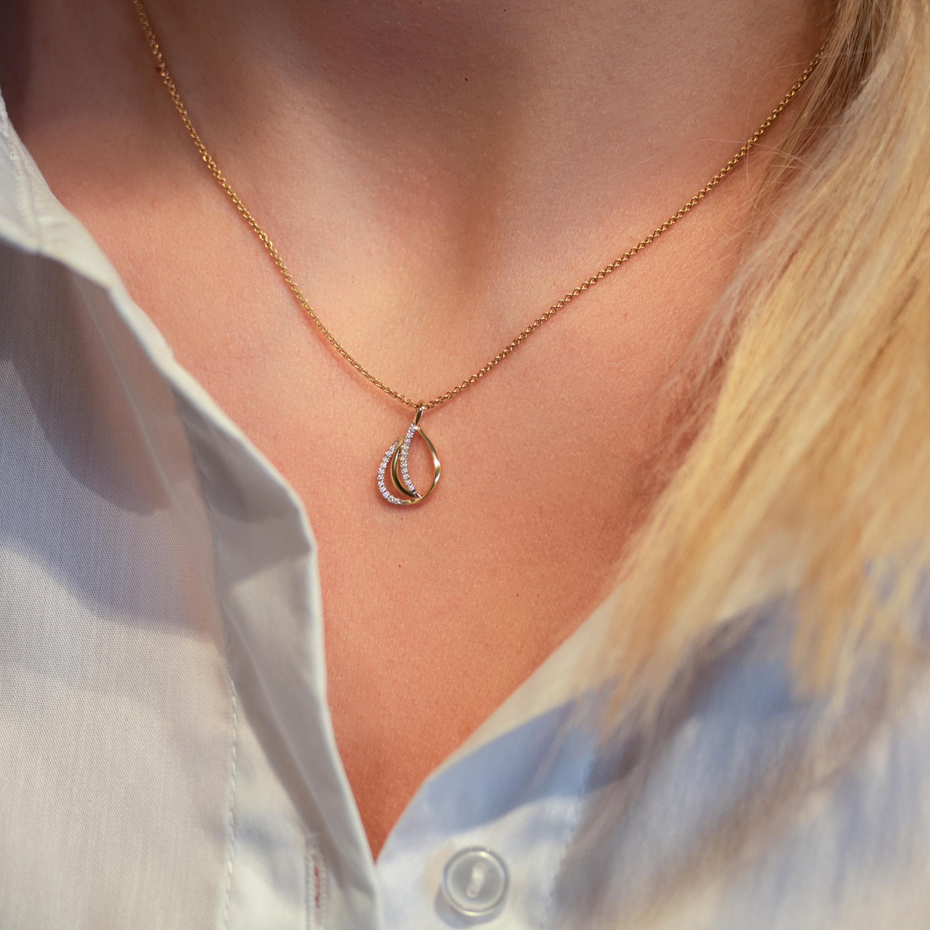 Radiant diamantvedhæng i 14 kt. guld båret om halsen