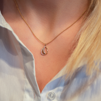 Radiant diamantvedhæng i 14 kt. guld båret om halsen