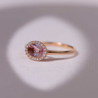 Ring i rosaguld med en rosa morganit og hvide diamanter