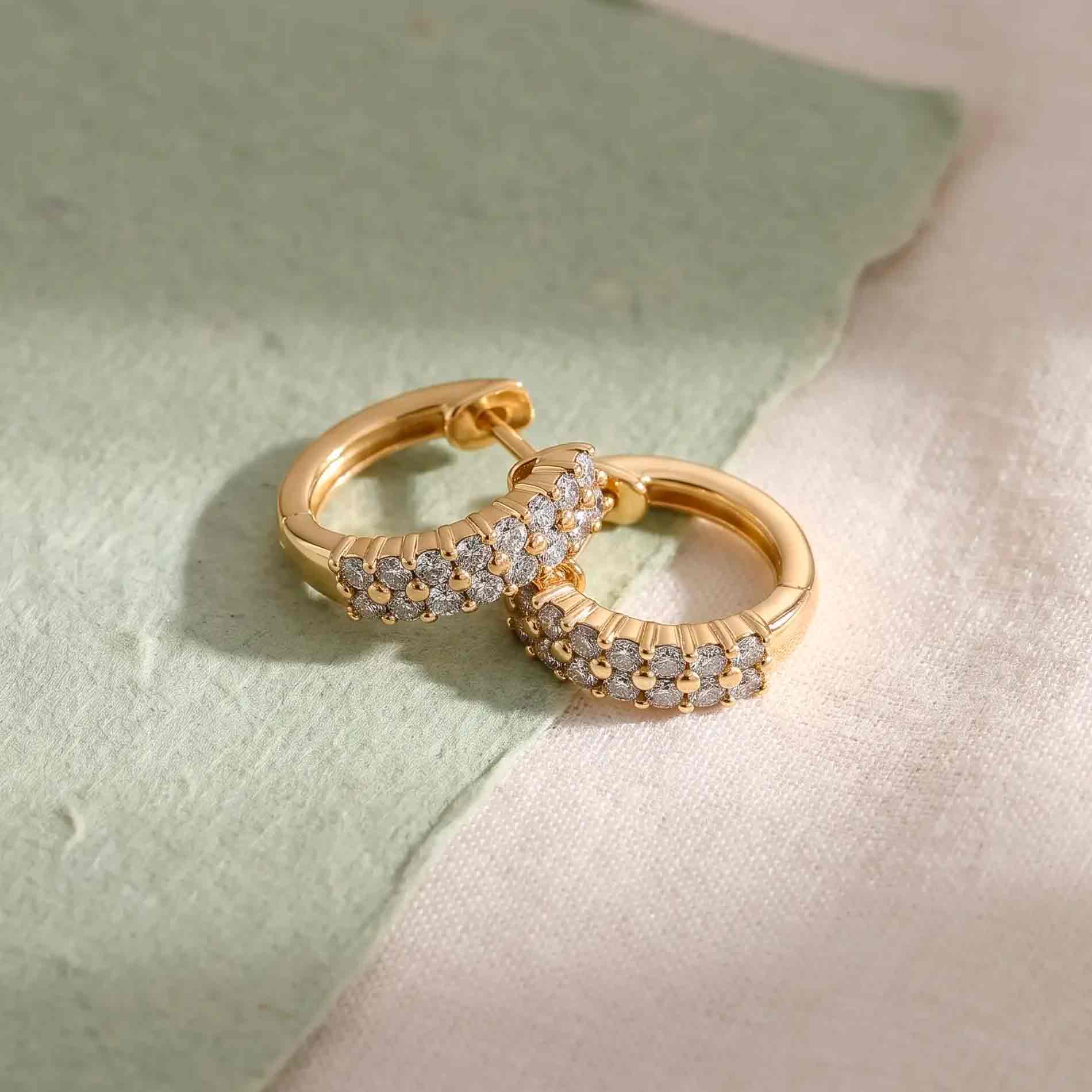 Rose creoler i 18 karat guld med 32 hvide diamanter på 0,23 carat
