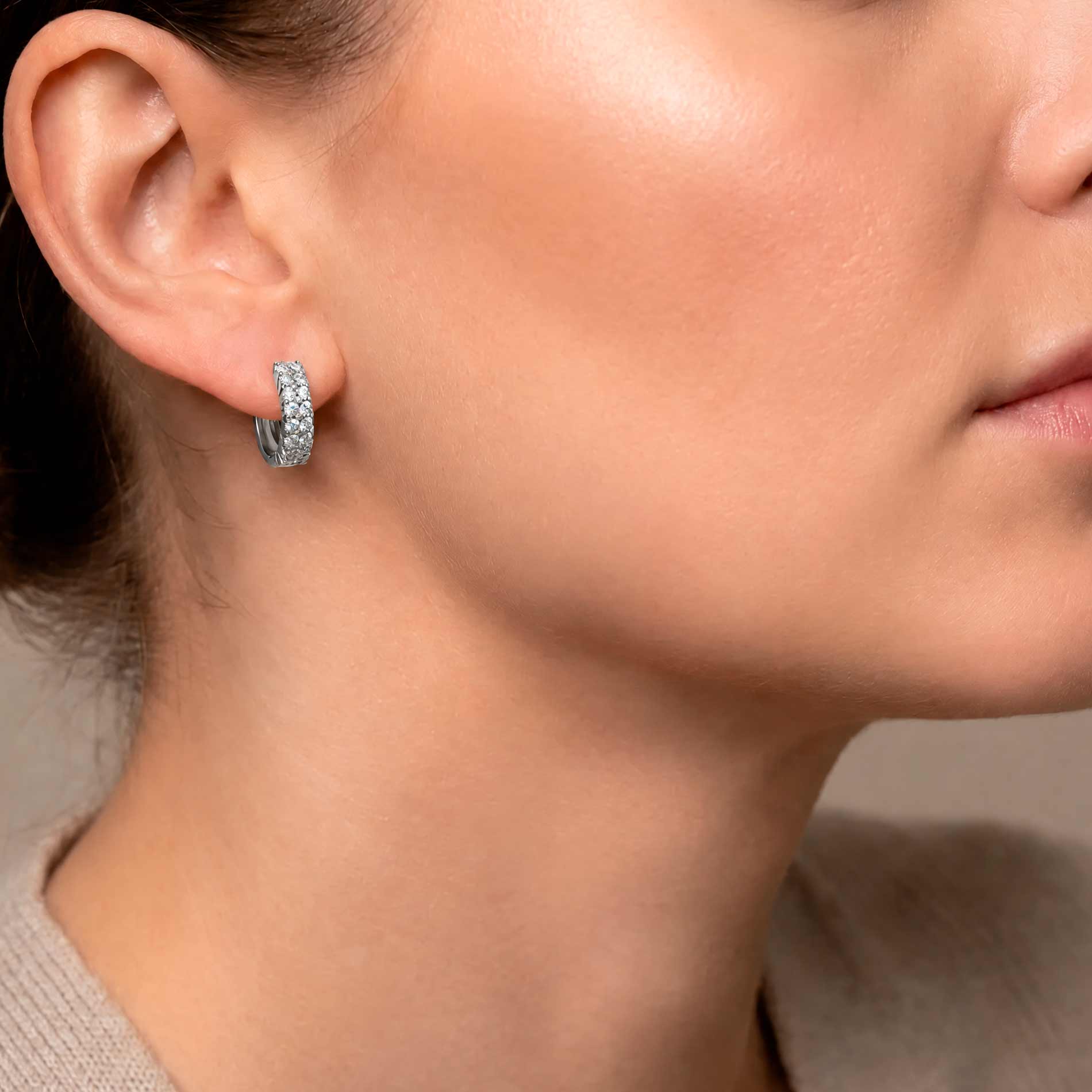 Rose creoler i 18 karat hvidguld med 0,23 ct. diamanter vist på øret