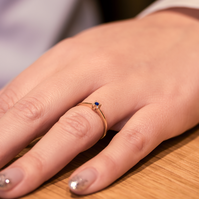 Safir ring i 18kt guld båret på hånd
