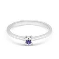 Safir ring i 18kt hvidguld set forfra