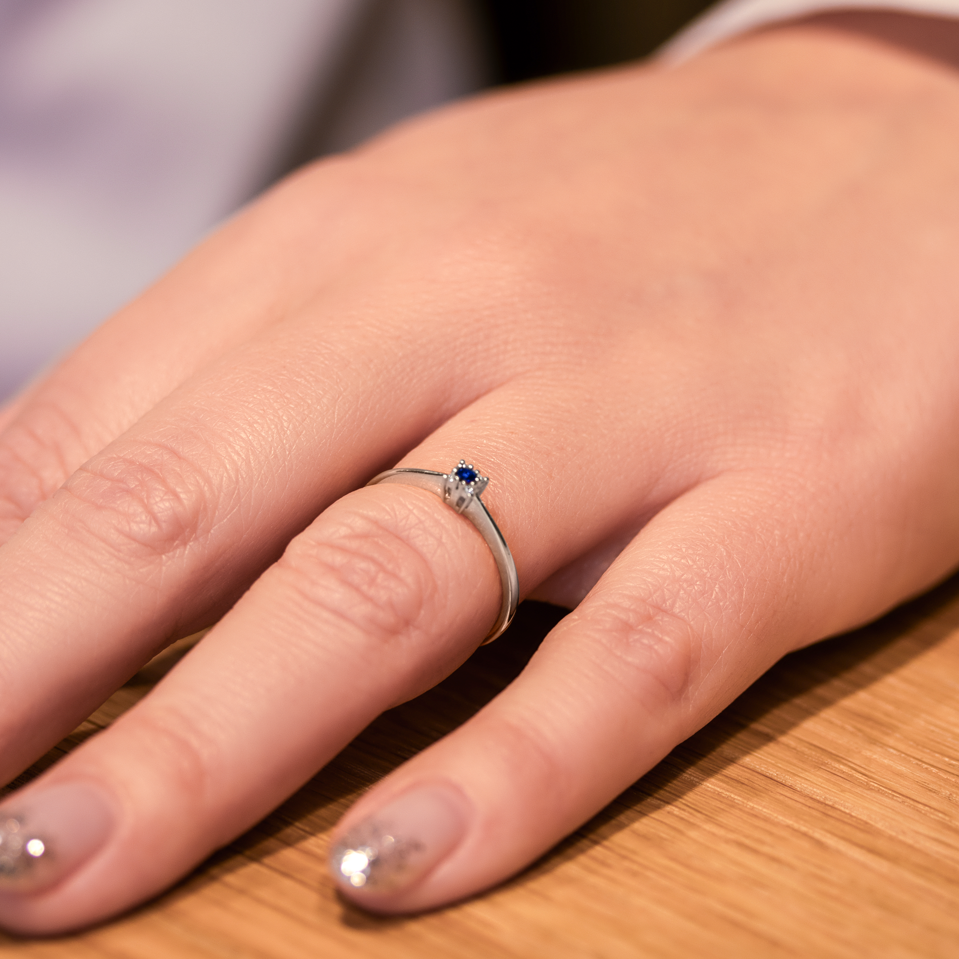 Safir ring i 18kt hvidguld båret på hånd