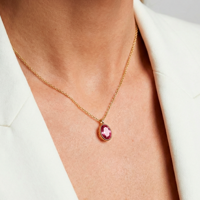 Sardinien Ovale halskæde i forgyldt med rød zirkonia sten vist på hals