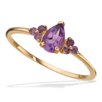 Scrouples ring med pæreformet ametyst i 8 karat guld med små ametyster på hver side