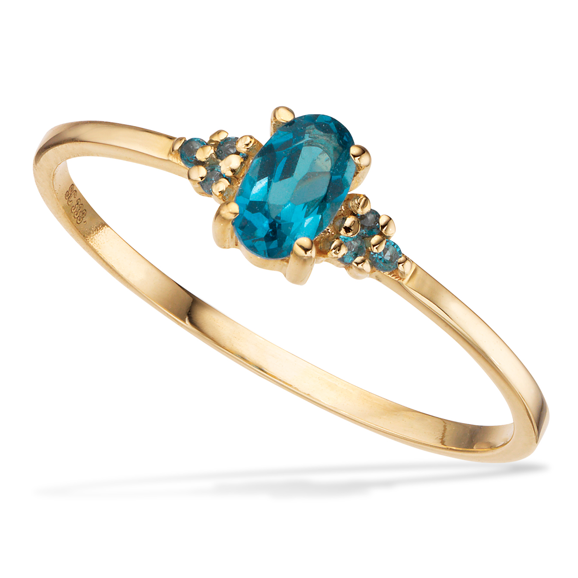 Scrouples ring med oval London Blue topas i 8 karat guld med blå topaser på hver side