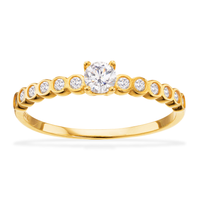 Scrouples ring med zirkonia i 8 karat guld med rund centersten og funklende zirkonia langs ringskinnen
