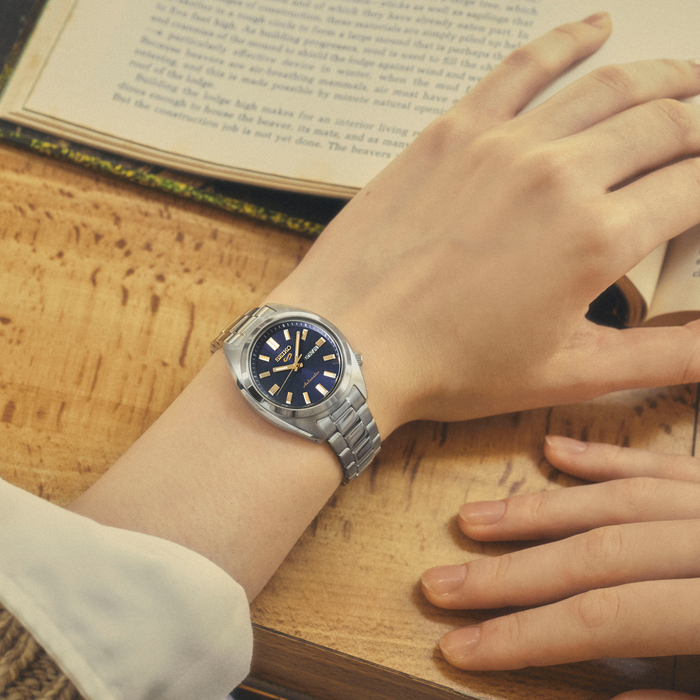 Seiko 5 Sports Automatic SRE021K1 dameur med blå urskive, dag-dato visning og stållænke