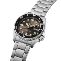 Seiko 5 Sports SRPL79K1 automatisk herreur med brun urskive, sort bezel og stållænke