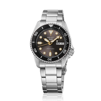 Seiko 5 Sports SRPL79K1 automatisk herreur med brun urskive, sort bezel og stållænke