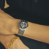 Seiko 5 Sports SRPL79K1 automatisk herreur med brun urskive, sort bezel og stållænke