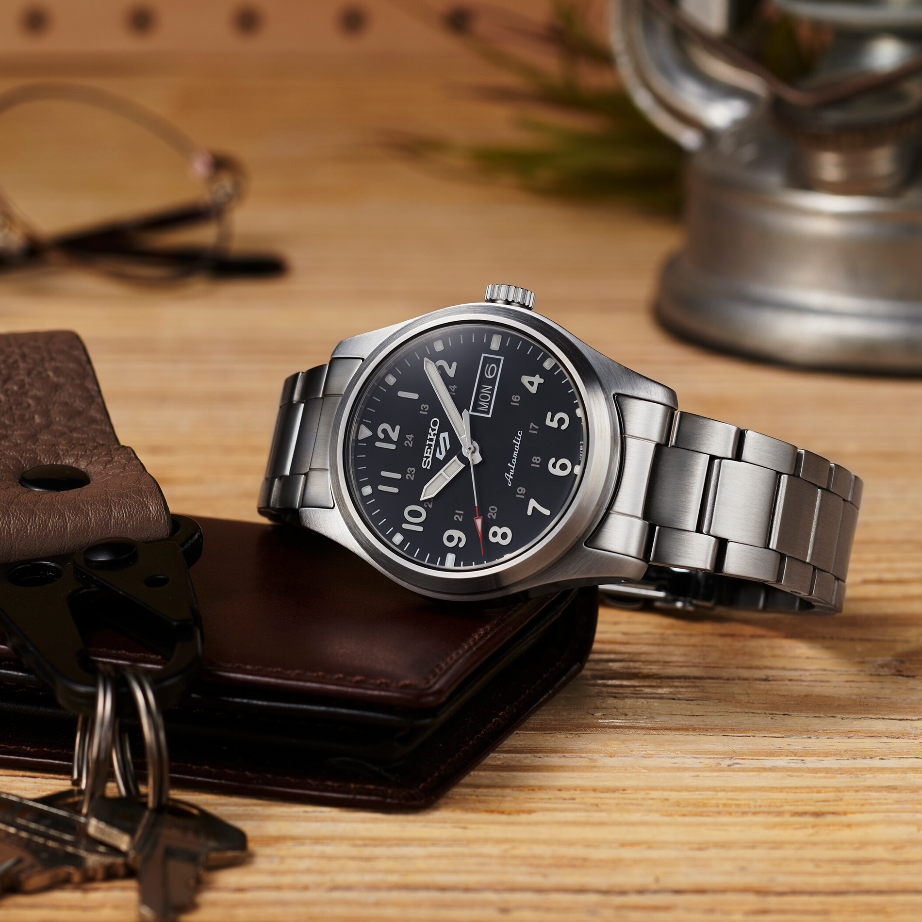 Seiko 5 Sports Automatic SRPG27K1 herreur med sort urskive, arabertal og stållænke