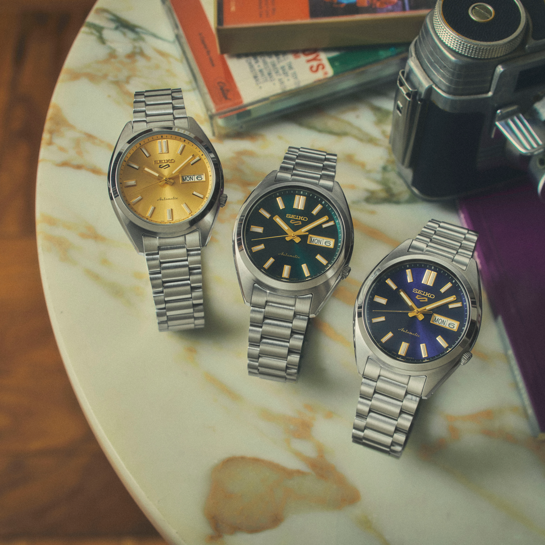 Seiko 5 Sports SRPL57K1 herreur med grøn urskive, dag-dato visning og stållænke