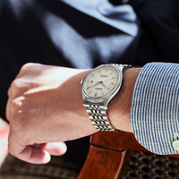 Seiko Presage Automatic Classic SPB463J1 med champagnefarvet tekstureret urskive og stållænke