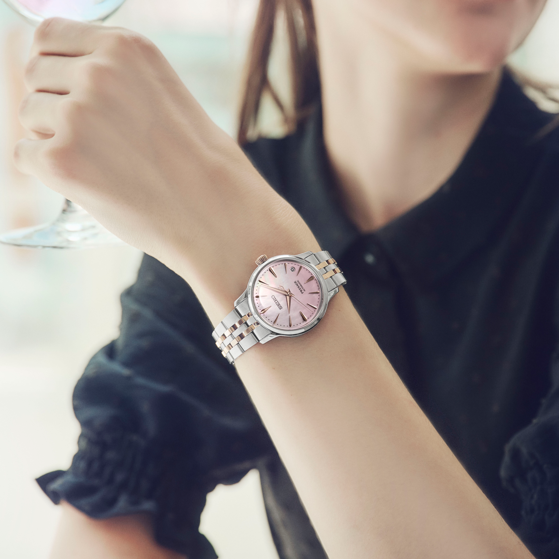 Seiko Presage Cocktail SRPM06J1 dameur med rosa perlemorsskive og tofarvet stållænke