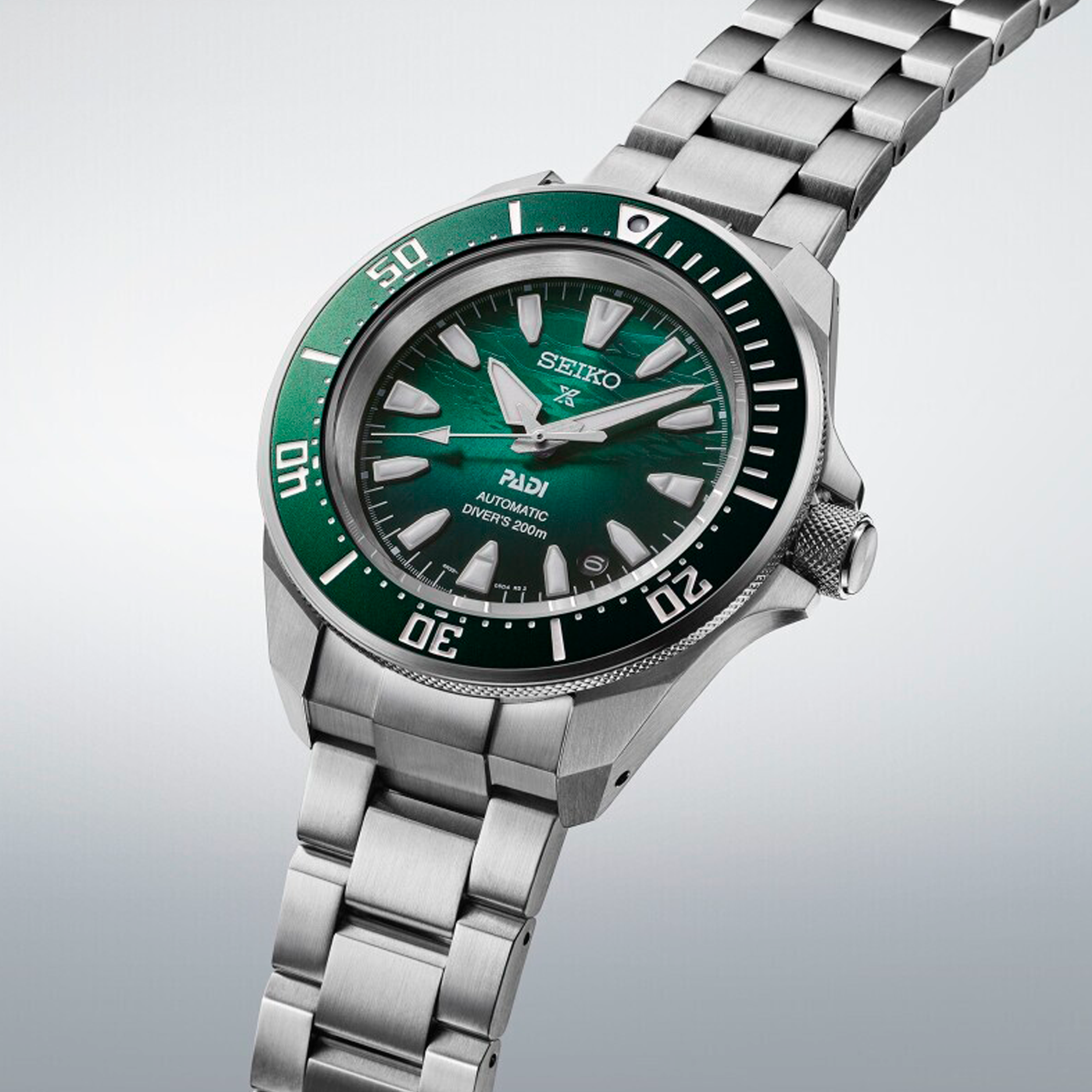 Seiko Prospex PADI Diver automatisk dykkerur i rustfrit stål set fra vinkel