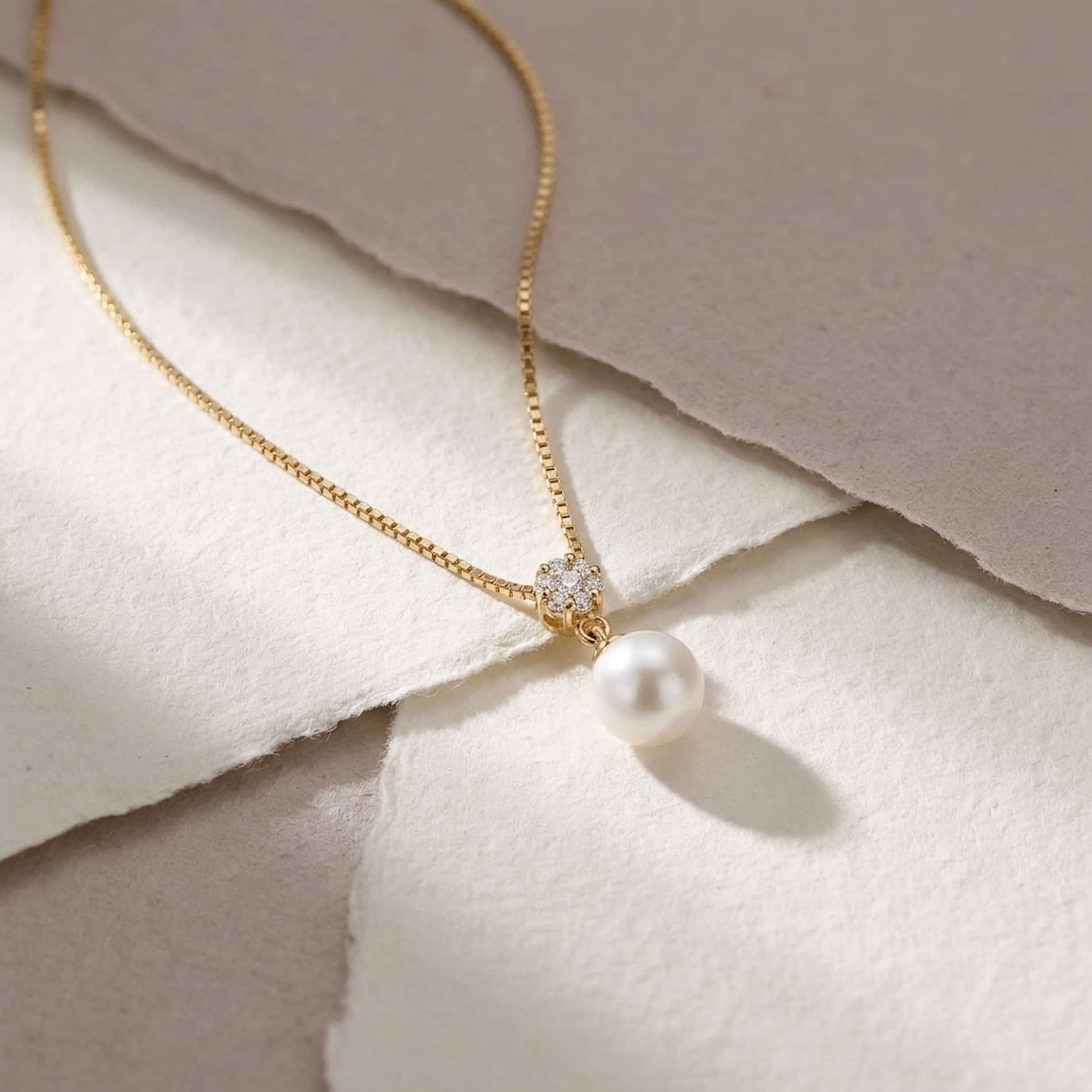 Sia vedhæng i 18 karat guld med 0,09 carat diamanter og hvid kulturferskvandsperle