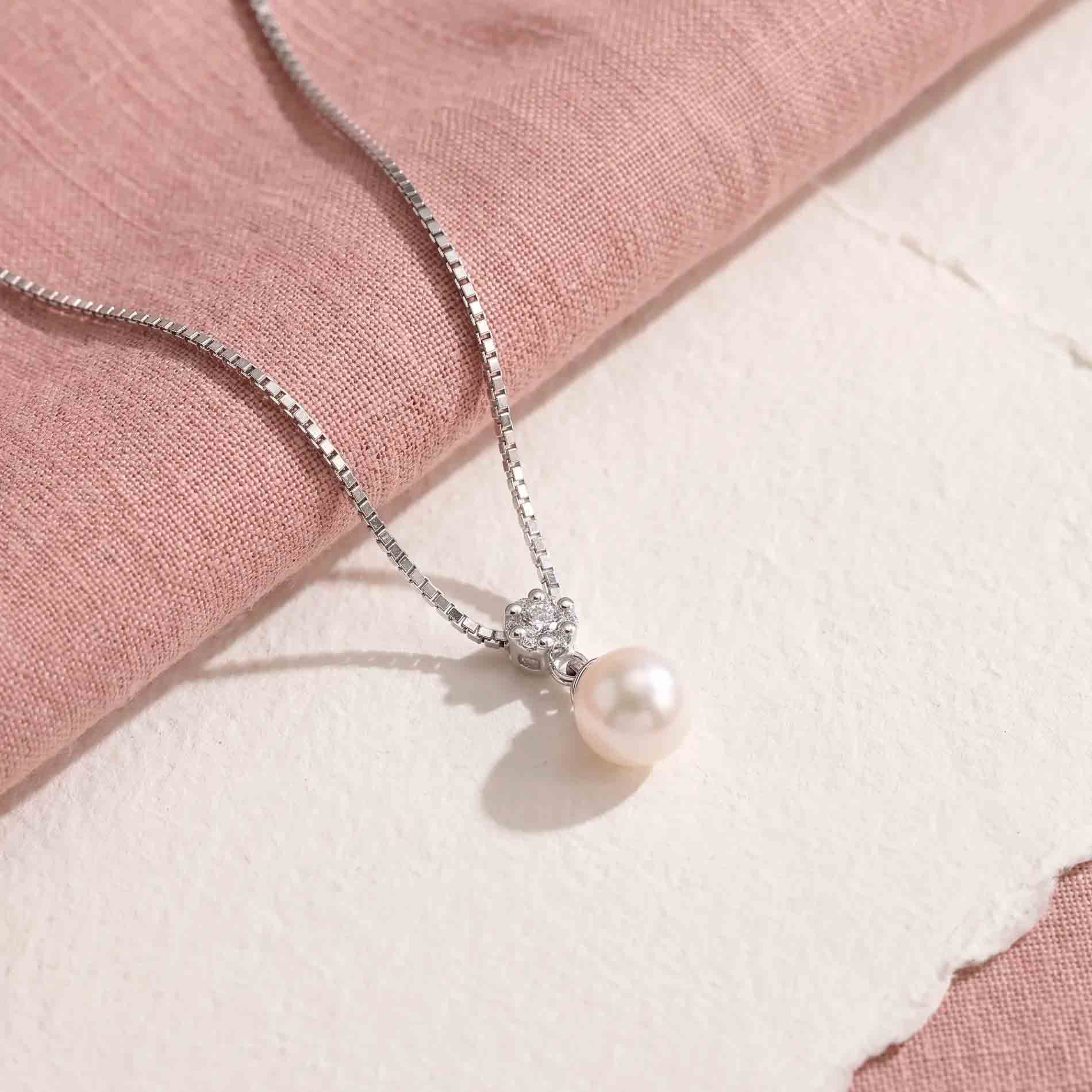 Sia vedhæng i 18 karat hvidguld med 0,09 ct. diamanter og hvid kulturferskvandsperle