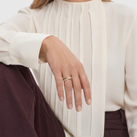 Sif Jakobs Infinito Due ring i forgyldt sølv med zirkonia stylet med elegant tøj