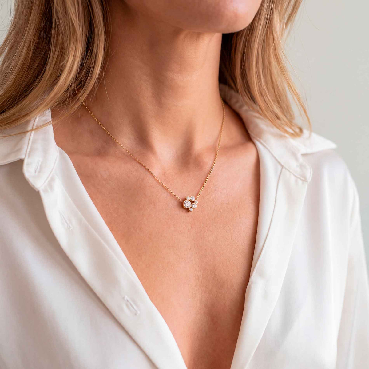 Sif Jakobs Sardinien Sei halskæde i forgyldt sølv vist på en model