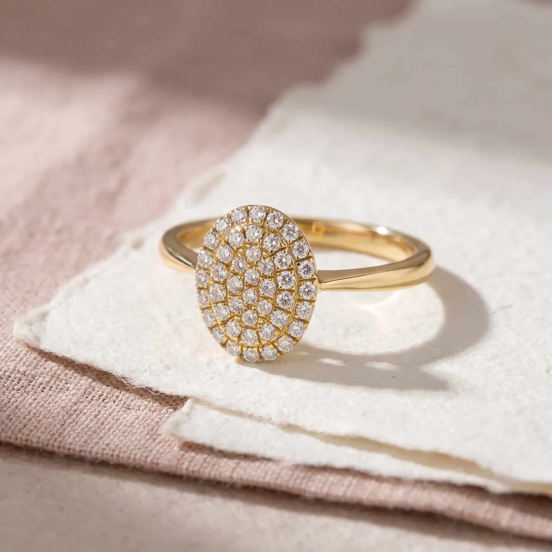 Sille ring i 18 karat guld med 0,19 ct diamanter – livsstilsbillede