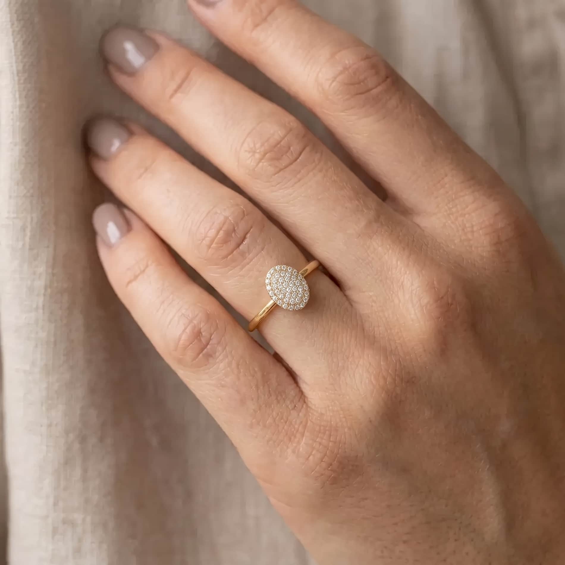 Sille ring i 18 karat guld med 0,19 ct diamanter på hånd