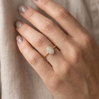 Sille ring i 18 karat guld med 0,19 ct diamanter på hånd