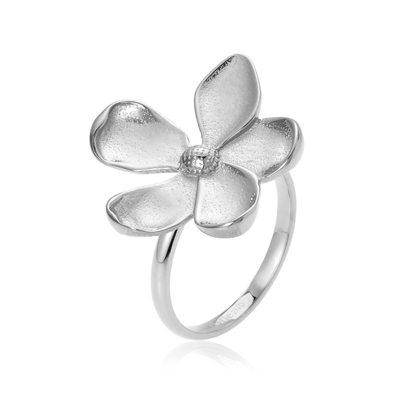 Sistie 2nd Blumie ring i rustfrit stål med blomsterdesign og sølvfarvet finish.