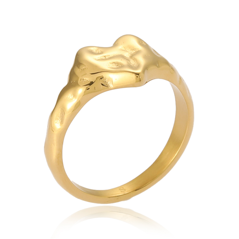 Sistie 2nd Sia ring i 18 kt. guldbelagt rustfrit stål med organisk tekstureret design.