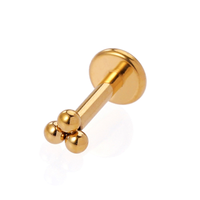 Sistie 2nd Tris Helix ørering i forgyldt titanium med tre kugler i minimalistisk design til helix- og ørepiercing.
