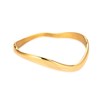 Sistie 2nd Wavy armbånd i forgyldt stål med elegant bølgende design.