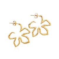 Sistie2ND Blumie øreringe i 18 kt. PVD-forgyldt genanvendt rustfrit stål med organisk blomsterdesign og elegant form.
