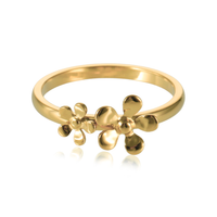 Sistie2ND Celeste ring i 18 kt. PVD-forgyldt genanvendt rustfrit stål med elegante blomsterdetaljer.