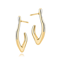 Signe Kragh x Sistie2ND Creol Small i 18 kt. PVD-forgyldt genanvendt rustfrit stål med organisk asymmetrisk design.