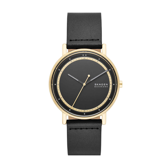 Skagen ur med sort skive, sort læderrem og gyldne detaljer, set forfra