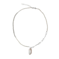 Halskæde med panserkæde, perlekæde og link kæde, samt en barok perle som vedhæng