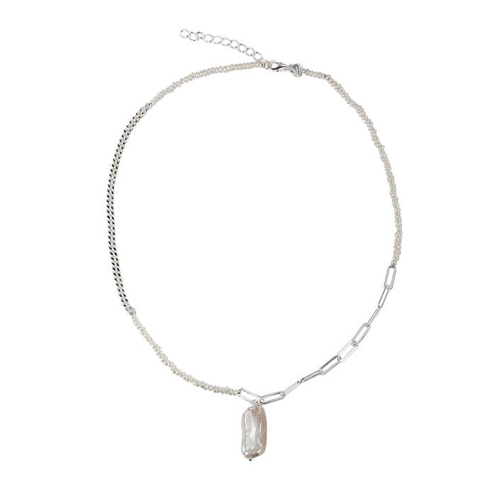 Halskæde med panserkæde, perlekæde og link kæde, samt en barok perle som vedhæng