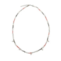 Sølvhalskæde med rosa, grå, hvide og sølv perler hele vejen rundt