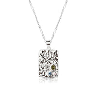 Figaro halskæde med firkantet vedhæng med ruflet overflade og farvede zirkonia sten, i sølv