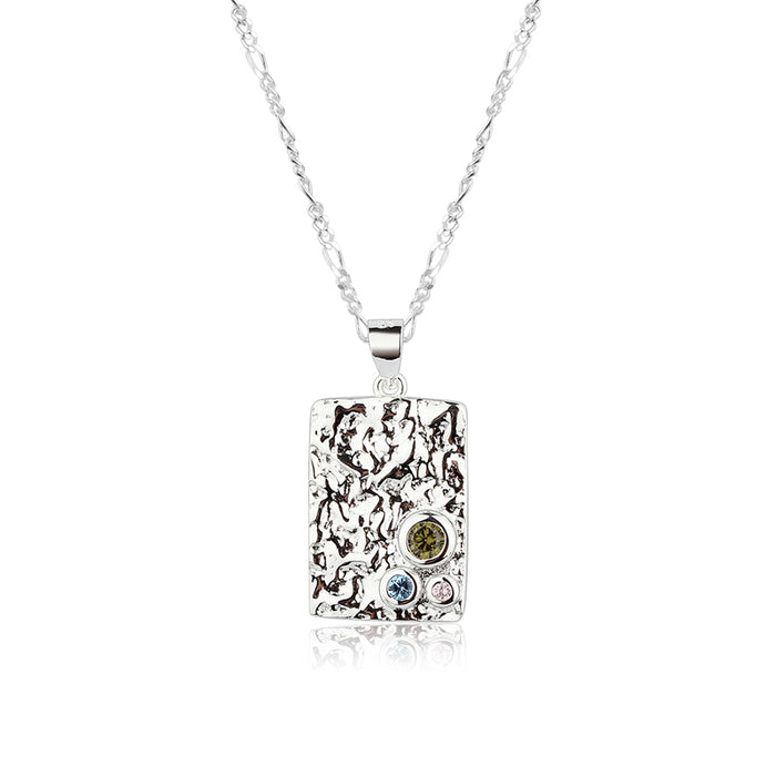 Figaro halskæde med firkantet vedhæng med ruflet overflade og farvede zirkonia sten, i sølv
